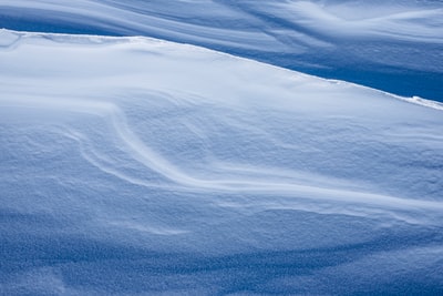 积雪覆盖的景观场鸟瞰图